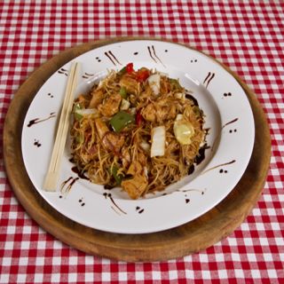5. Opekané čínske ryžové rezance s kuracím mäsom
